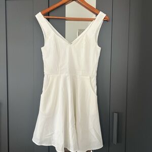 White summer dress with pockets and zipper in the back